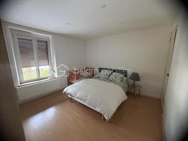 ✨ COUP DE CŒUR – MAISON 145 m² – 4 CHAMBRES – 192 000 € – NEUFMANIL (08700)

À Neufmanil, dans un environnement verdoyant et touristique, découvrez cette maison de 145 m² aux beaux volumes, idéale pour les amoureux de la nature.

Au rez-de-chaussée :
Séjour salon lumineux ;
Cuisine récente et équipée ;
Salle de bains ;
Salle d’eau ;
WC suspendus ;
Buanderie.
À l’étage :
4 chambres confortables.
Extérieurs :
Véranda ;
Pergola moderne en aluminium, fermable sur les quatre côtés ;
Atelier ;
3 abris de jardin ;
Garage avec volet roulant motorisé ;
Cave cimentée.
Prestations :

✔ Double vitrage avec volets roulants
✔ Escalier neuf en chêne clair
✔ Chauffage au gaz avec poêle à bois
✔ Pompe de relevage
✔ Faible taxe foncière
✔ Aucun gros travaux à prévoir

Située au calme, à proximité de la forêt et des sentiers de promenade, cette maison conviendra parfaitement à une famille ou à toute personne recherchant un cadre paisible à quelques minutes de Charleville-Mézières.

Prix : 192 000 €

📞 Une visite s’impose ! Une maison chaleureuse et fonctionnelle, prête à vous accueillir.