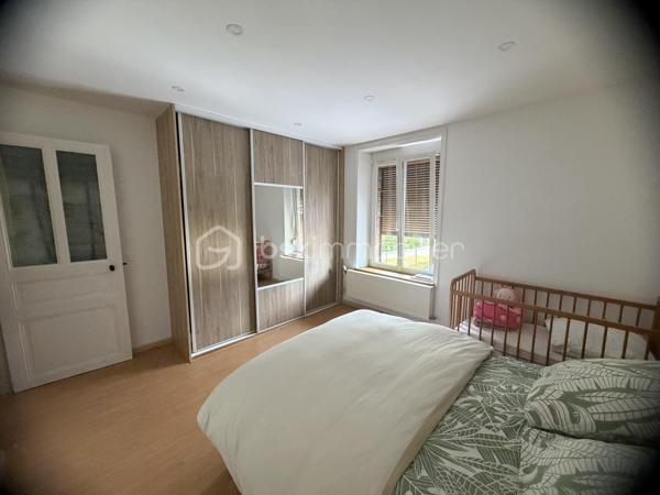 ✨ COUP DE CŒUR – MAISON 145 m² – 4 CHAMBRES – 192 000 € – NEUFMANIL (08700)

À Neufmanil, dans un environnement verdoyant et touristique, découvrez cette maison de 145 m² aux beaux volumes, idéale pour les amoureux de la nature.

Au rez-de-chaussée :
Séjour salon lumineux ;
Cuisine récente et équipée ;
Salle de bains ;
Salle d’eau ;
WC suspendus ;
Buanderie.
À l’étage :
4 chambres confortables.
Extérieurs :
Véranda ;
Pergola moderne en aluminium, fermable sur les quatre côtés ;
Atelier ;
3 abris de jardin ;
Garage avec volet roulant motorisé ;
Cave cimentée.
Prestations :

✔ Double vitrage avec volets roulants
✔ Escalier neuf en chêne clair
✔ Chauffage au gaz avec poêle à bois
✔ Pompe de relevage
✔ Faible taxe foncière
✔ Aucun gros travaux à prévoir

Située au calme, à proximité de la forêt et des sentiers de promenade, cette maison conviendra parfaitement à une famille ou à toute personne recherchant un cadre paisible à quelques minutes de Charleville-Mézières.

Prix : 192 000 €

📞 Une visite s’impose ! Une maison chaleureuse et fonctionnelle, prête à vous accueillir.