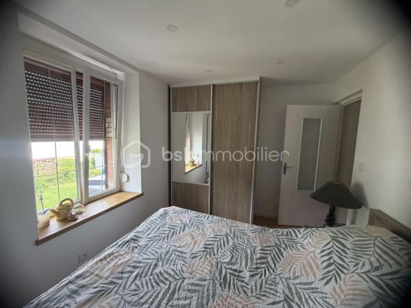 ✨ COUP DE CŒUR – MAISON 145 m² – 4 CHAMBRES – 192 000 € – NEUFMANIL (08700)

À Neufmanil, dans un environnement verdoyant et touristique, découvrez cette maison de 145 m² aux beaux volumes, idéale pour les amoureux de la nature.

Au rez-de-chaussée :
Séjour salon lumineux ;
Cuisine récente et équipée ;
Salle de bains ;
Salle d’eau ;
WC suspendus ;
Buanderie.
À l’étage :
4 chambres confortables.
Extérieurs :
Véranda ;
Pergola moderne en aluminium, fermable sur les quatre côtés ;
Atelier ;
3 abris de jardin ;
Garage avec volet roulant motorisé ;
Cave cimentée.
Prestations :

✔ Double vitrage avec volets roulants
✔ Escalier neuf en chêne clair
✔ Chauffage au gaz avec poêle à bois
✔ Pompe de relevage
✔ Faible taxe foncière
✔ Aucun gros travaux à prévoir

Située au calme, à proximité de la forêt et des sentiers de promenade, cette maison conviendra parfaitement à une famille ou à toute personne recherchant un cadre paisible à quelques minutes de Charleville-Mézières.

Prix : 192 000 €

📞 Une visite s’impose ! Une maison chaleureuse et fonctionnelle, prête à vous accueillir.