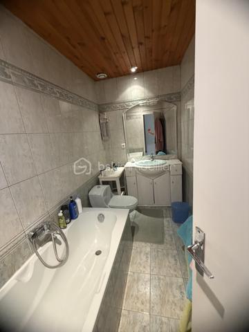 ✨ COUP DE CŒUR – MAISON 145 m² – 4 CHAMBRES – 192 000 € – NEUFMANIL (08700)

À Neufmanil, dans un environnement verdoyant et touristique, découvrez cette maison de 145 m² aux beaux volumes, idéale pour les amoureux de la nature.

Au rez-de-chaussée :
Séjour salon lumineux ;
Cuisine récente et équipée ;
Salle de bains ;
Salle d’eau ;
WC suspendus ;
Buanderie.
À l’étage :
4 chambres confortables.
Extérieurs :
Véranda ;
Pergola moderne en aluminium, fermable sur les quatre côtés ;
Atelier ;
3 abris de jardin ;
Garage avec volet roulant motorisé ;
Cave cimentée.
Prestations :

✔ Double vitrage avec volets roulants
✔ Escalier neuf en chêne clair
✔ Chauffage au gaz avec poêle à bois
✔ Pompe de relevage
✔ Faible taxe foncière
✔ Aucun gros travaux à prévoir

Située au calme, à proximité de la forêt et des sentiers de promenade, cette maison conviendra parfaitement à une famille ou à toute personne recherchant un cadre paisible à quelques minutes de Charleville-Mézières.

Prix : 192 000 €

📞 Une visite s’impose ! Une maison chaleureuse et fonctionnelle, prête à vous accueillir.