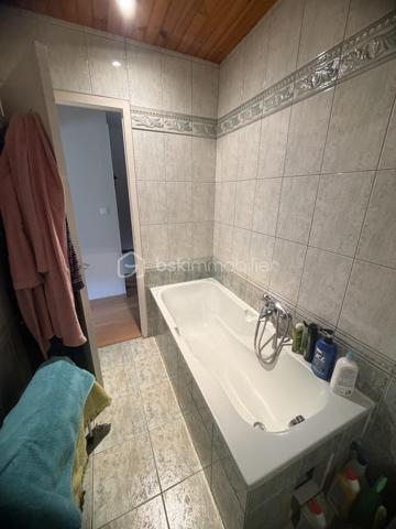 ✨ COUP DE CŒUR – MAISON 145 m² – 4 CHAMBRES – 192 000 € – NEUFMANIL (08700)

À Neufmanil, dans un environnement verdoyant et touristique, découvrez cette maison de 145 m² aux beaux volumes, idéale pour les amoureux de la nature.

Au rez-de-chaussée :
Séjour salon lumineux ;
Cuisine récente et équipée ;
Salle de bains ;
Salle d’eau ;
WC suspendus ;
Buanderie.
À l’étage :
4 chambres confortables.
Extérieurs :
Véranda ;
Pergola moderne en aluminium, fermable sur les quatre côtés ;
Atelier ;
3 abris de jardin ;
Garage avec volet roulant motorisé ;
Cave cimentée.
Prestations :

✔ Double vitrage avec volets roulants
✔ Escalier neuf en chêne clair
✔ Chauffage au gaz avec poêle à bois
✔ Pompe de relevage
✔ Faible taxe foncière
✔ Aucun gros travaux à prévoir

Située au calme, à proximité de la forêt et des sentiers de promenade, cette maison conviendra parfaitement à une famille ou à toute personne recherchant un cadre paisible à quelques minutes de Charleville-Mézières.

Prix : 192 000 €

📞 Une visite s’impose ! Une maison chaleureuse et fonctionnelle, prête à vous accueillir.