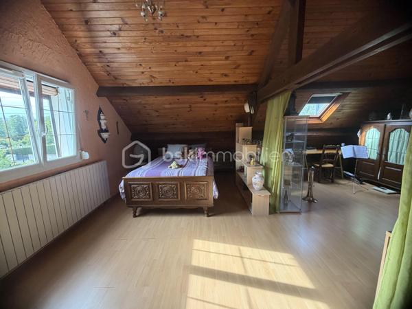 ✨ COUP DE CŒUR – MAISON 145 m² – 4 CHAMBRES – 192 000 € – NEUFMANIL (08700)

À Neufmanil, dans un environnement verdoyant et touristique, découvrez cette maison de 145 m² aux beaux volumes, idéale pour les amoureux de la nature.

Au rez-de-chaussée :
Séjour salon lumineux ;
Cuisine récente et équipée ;
Salle de bains ;
Salle d’eau ;
WC suspendus ;
Buanderie.
À l’étage :
4 chambres confortables.
Extérieurs :
Véranda ;
Pergola moderne en aluminium, fermable sur les quatre côtés ;
Atelier ;
3 abris de jardin ;
Garage avec volet roulant motorisé ;
Cave cimentée.
Prestations :

✔ Double vitrage avec volets roulants
✔ Escalier neuf en chêne clair
✔ Chauffage au gaz avec poêle à bois
✔ Pompe de relevage
✔ Faible taxe foncière
✔ Aucun gros travaux à prévoir

Située au calme, à proximité de la forêt et des sentiers de promenade, cette maison conviendra parfaitement à une famille ou à toute personne recherchant un cadre paisible à quelques minutes de Charleville-Mézières.

Prix : 192 000 €

📞 Une visite s’impose ! Une maison chaleureuse et fonctionnelle, prête à vous accueillir.