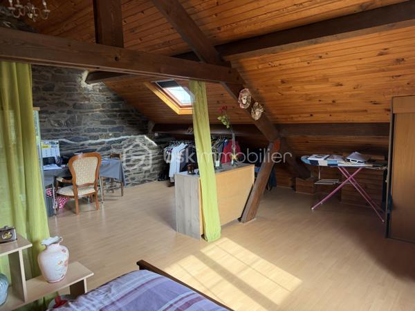 ✨ COUP DE CŒUR – MAISON 145 m² – 4 CHAMBRES – 192 000 € – NEUFMANIL (08700)

À Neufmanil, dans un environnement verdoyant et touristique, découvrez cette maison de 145 m² aux beaux volumes, idéale pour les amoureux de la nature.

Au rez-de-chaussée :
Séjour salon lumineux ;
Cuisine récente et équipée ;
Salle de bains ;
Salle d’eau ;
WC suspendus ;
Buanderie.
À l’étage :
4 chambres confortables.
Extérieurs :
Véranda ;
Pergola moderne en aluminium, fermable sur les quatre côtés ;
Atelier ;
3 abris de jardin ;
Garage avec volet roulant motorisé ;
Cave cimentée.
Prestations :

✔ Double vitrage avec volets roulants
✔ Escalier neuf en chêne clair
✔ Chauffage au gaz avec poêle à bois
✔ Pompe de relevage
✔ Faible taxe foncière
✔ Aucun gros travaux à prévoir

Située au calme, à proximité de la forêt et des sentiers de promenade, cette maison conviendra parfaitement à une famille ou à toute personne recherchant un cadre paisible à quelques minutes de Charleville-Mézières.

Prix : 192 000 €

📞 Une visite s’impose ! Une maison chaleureuse et fonctionnelle, prête à vous accueillir.