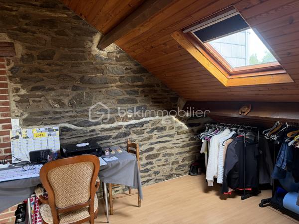✨ COUP DE CŒUR – MAISON 145 m² – 4 CHAMBRES – 192 000 € – NEUFMANIL (08700)

À Neufmanil, dans un environnement verdoyant et touristique, découvrez cette maison de 145 m² aux beaux volumes, idéale pour les amoureux de la nature.

Au rez-de-chaussée :
Séjour salon lumineux ;
Cuisine récente et équipée ;
Salle de bains ;
Salle d’eau ;
WC suspendus ;
Buanderie.
À l’étage :
4 chambres confortables.
Extérieurs :
Véranda ;
Pergola moderne en aluminium, fermable sur les quatre côtés ;
Atelier ;
3 abris de jardin ;
Garage avec volet roulant motorisé ;
Cave cimentée.
Prestations :

✔ Double vitrage avec volets roulants
✔ Escalier neuf en chêne clair
✔ Chauffage au gaz avec poêle à bois
✔ Pompe de relevage
✔ Faible taxe foncière
✔ Aucun gros travaux à prévoir

Située au calme, à proximité de la forêt et des sentiers de promenade, cette maison conviendra parfaitement à une famille ou à toute personne recherchant un cadre paisible à quelques minutes de Charleville-Mézières.

Prix : 192 000 €

📞 Une visite s’impose ! Une maison chaleureuse et fonctionnelle, prête à vous accueillir.