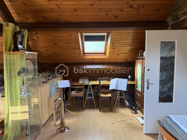✨ COUP DE CŒUR – MAISON 145 m² – 4 CHAMBRES – 192 000 € – NEUFMANIL (08700)

À Neufmanil, dans un environnement verdoyant et touristique, découvrez cette maison de 145 m² aux beaux volumes, idéale pour les amoureux de la nature.

Au rez-de-chaussée :
Séjour salon lumineux ;
Cuisine récente et équipée ;
Salle de bains ;
Salle d’eau ;
WC suspendus ;
Buanderie.
À l’étage :
4 chambres confortables.
Extérieurs :
Véranda ;
Pergola moderne en aluminium, fermable sur les quatre côtés ;
Atelier ;
3 abris de jardin ;
Garage avec volet roulant motorisé ;
Cave cimentée.
Prestations :

✔ Double vitrage avec volets roulants
✔ Escalier neuf en chêne clair
✔ Chauffage au gaz avec poêle à bois
✔ Pompe de relevage
✔ Faible taxe foncière
✔ Aucun gros travaux à prévoir

Située au calme, à proximité de la forêt et des sentiers de promenade, cette maison conviendra parfaitement à une famille ou à toute personne recherchant un cadre paisible à quelques minutes de Charleville-Mézières.

Prix : 192 000 €

📞 Une visite s’impose ! Une maison chaleureuse et fonctionnelle, prête à vous accueillir.