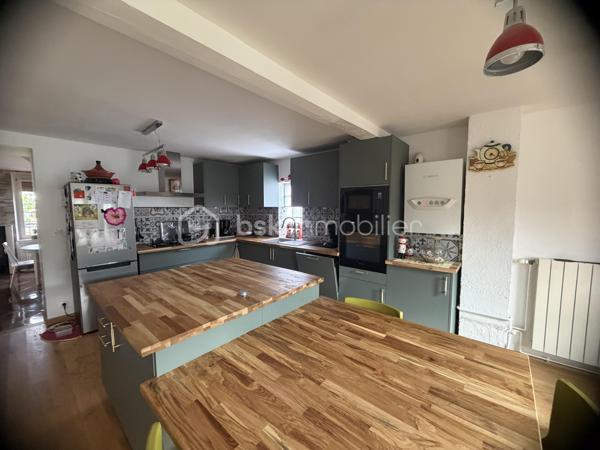 ✨ COUP DE CŒUR – MAISON 145 m² – 4 CHAMBRES – 192 000 € – NEUFMANIL (08700)

À Neufmanil, dans un environnement verdoyant et touristique, découvrez cette maison de 145 m² aux beaux volumes, idéale pour les amoureux de la nature.

Au rez-de-chaussée :
Séjour salon lumineux ;
Cuisine récente et équipée ;
Salle de bains ;
Salle d’eau ;
WC suspendus ;
Buanderie.
À l’étage :
4 chambres confortables.
Extérieurs :
Véranda ;
Pergola moderne en aluminium, fermable sur les quatre côtés ;
Atelier ;
3 abris de jardin ;
Garage avec volet roulant motorisé ;
Cave cimentée.
Prestations :

✔ Double vitrage avec volets roulants
✔ Escalier neuf en chêne clair
✔ Chauffage au gaz avec poêle à bois
✔ Pompe de relevage
✔ Faible taxe foncière
✔ Aucun gros travaux à prévoir

Située au calme, à proximité de la forêt et des sentiers de promenade, cette maison conviendra parfaitement à une famille ou à toute personne recherchant un cadre paisible à quelques minutes de Charleville-Mézières.

Prix : 192 000 €

📞 Une visite s’impose ! Une maison chaleureuse et fonctionnelle, prête à vous accueillir.