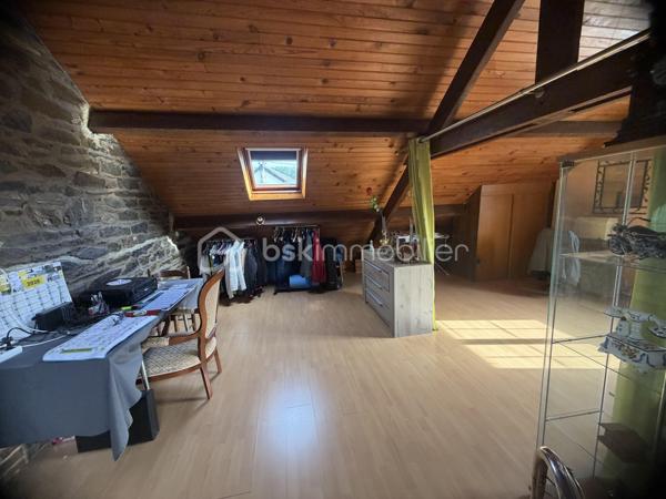✨ COUP DE CŒUR – MAISON 145 m² – 4 CHAMBRES – 192 000 € – NEUFMANIL (08700)

À Neufmanil, dans un environnement verdoyant et touristique, découvrez cette maison de 145 m² aux beaux volumes, idéale pour les amoureux de la nature.

Au rez-de-chaussée :
Séjour salon lumineux ;
Cuisine récente et équipée ;
Salle de bains ;
Salle d’eau ;
WC suspendus ;
Buanderie.
À l’étage :
4 chambres confortables.
Extérieurs :
Véranda ;
Pergola moderne en aluminium, fermable sur les quatre côtés ;
Atelier ;
3 abris de jardin ;
Garage avec volet roulant motorisé ;
Cave cimentée.
Prestations :

✔ Double vitrage avec volets roulants
✔ Escalier neuf en chêne clair
✔ Chauffage au gaz avec poêle à bois
✔ Pompe de relevage
✔ Faible taxe foncière
✔ Aucun gros travaux à prévoir

Située au calme, à proximité de la forêt et des sentiers de promenade, cette maison conviendra parfaitement à une famille ou à toute personne recherchant un cadre paisible à quelques minutes de Charleville-Mézières.

Prix : 192 000 €

📞 Une visite s’impose ! Une maison chaleureuse et fonctionnelle, prête à vous accueillir.