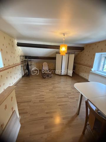 ✨ COUP DE CŒUR – MAISON 145 m² – 4 CHAMBRES – 192 000 € – NEUFMANIL (08700)

À Neufmanil, dans un environnement verdoyant et touristique, découvrez cette maison de 145 m² aux beaux volumes, idéale pour les amoureux de la nature.

Au rez-de-chaussée :
Séjour salon lumineux ;
Cuisine récente et équipée ;
Salle de bains ;
Salle d’eau ;
WC suspendus ;
Buanderie.
À l’étage :
4 chambres confortables.
Extérieurs :
Véranda ;
Pergola moderne en aluminium, fermable sur les quatre côtés ;
Atelier ;
3 abris de jardin ;
Garage avec volet roulant motorisé ;
Cave cimentée.
Prestations :

✔ Double vitrage avec volets roulants
✔ Escalier neuf en chêne clair
✔ Chauffage au gaz avec poêle à bois
✔ Pompe de relevage
✔ Faible taxe foncière
✔ Aucun gros travaux à prévoir

Située au calme, à proximité de la forêt et des sentiers de promenade, cette maison conviendra parfaitement à une famille ou à toute personne recherchant un cadre paisible à quelques minutes de Charleville-Mézières.

Prix : 192 000 €

📞 Une visite s’impose ! Une maison chaleureuse et fonctionnelle, prête à vous accueillir.