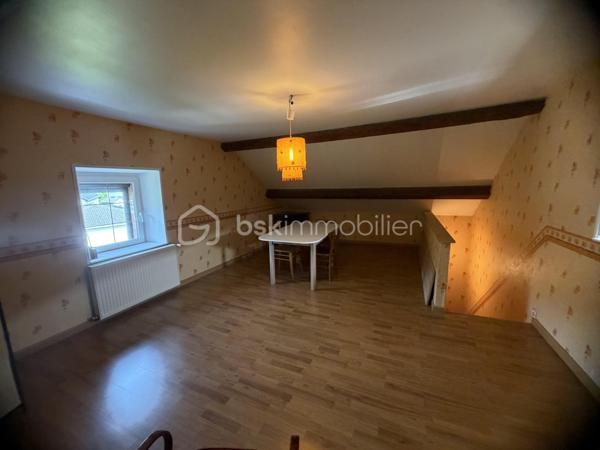 ✨ COUP DE CŒUR – MAISON 145 m² – 4 CHAMBRES – 192 000 € – NEUFMANIL (08700)

À Neufmanil, dans un environnement verdoyant et touristique, découvrez cette maison de 145 m² aux beaux volumes, idéale pour les amoureux de la nature.

Au rez-de-chaussée :
Séjour salon lumineux ;
Cuisine récente et équipée ;
Salle de bains ;
Salle d’eau ;
WC suspendus ;
Buanderie.
À l’étage :
4 chambres confortables.
Extérieurs :
Véranda ;
Pergola moderne en aluminium, fermable sur les quatre côtés ;
Atelier ;
3 abris de jardin ;
Garage avec volet roulant motorisé ;
Cave cimentée.
Prestations :

✔ Double vitrage avec volets roulants
✔ Escalier neuf en chêne clair
✔ Chauffage au gaz avec poêle à bois
✔ Pompe de relevage
✔ Faible taxe foncière
✔ Aucun gros travaux à prévoir

Située au calme, à proximité de la forêt et des sentiers de promenade, cette maison conviendra parfaitement à une famille ou à toute personne recherchant un cadre paisible à quelques minutes de Charleville-Mézières.

Prix : 192 000 €

📞 Une visite s’impose ! Une maison chaleureuse et fonctionnelle, prête à vous accueillir.