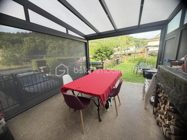 ✨ COUP DE CŒUR – MAISON 145 m² – 4 CHAMBRES – 192 000 € – NEUFMANIL (08700)

À Neufmanil, dans un environnement verdoyant et touristique, découvrez cette maison de 145 m² aux beaux volumes, idéale pour les amoureux de la nature.

Au rez-de-chaussée :
Séjour salon lumineux ;
Cuisine récente et équipée ;
Salle de bains ;
Salle d’eau ;
WC suspendus ;
Buanderie.
À l’étage :
4 chambres confortables.
Extérieurs :
Véranda ;
Pergola moderne en aluminium, fermable sur les quatre côtés ;
Atelier ;
3 abris de jardin ;
Garage avec volet roulant motorisé ;
Cave cimentée.
Prestations :

✔ Double vitrage avec volets roulants
✔ Escalier neuf en chêne clair
✔ Chauffage au gaz avec poêle à bois
✔ Pompe de relevage
✔ Faible taxe foncière
✔ Aucun gros travaux à prévoir

Située au calme, à proximité de la forêt et des sentiers de promenade, cette maison conviendra parfaitement à une famille ou à toute personne recherchant un cadre paisible à quelques minutes de Charleville-Mézières.

Prix : 192 000 €

📞 Une visite s’impose ! Une maison chaleureuse et fonctionnelle, prête à vous accueillir.