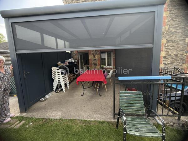 ✨ COUP DE CŒUR – MAISON 145 m² – 4 CHAMBRES – 192 000 € – NEUFMANIL (08700)

À Neufmanil, dans un environnement verdoyant et touristique, découvrez cette maison de 145 m² aux beaux volumes, idéale pour les amoureux de la nature.

Au rez-de-chaussée :
Séjour salon lumineux ;
Cuisine récente et équipée ;
Salle de bains ;
Salle d’eau ;
WC suspendus ;
Buanderie.
À l’étage :
4 chambres confortables.
Extérieurs :
Véranda ;
Pergola moderne en aluminium, fermable sur les quatre côtés ;
Atelier ;
3 abris de jardin ;
Garage avec volet roulant motorisé ;
Cave cimentée.
Prestations :

✔ Double vitrage avec volets roulants
✔ Escalier neuf en chêne clair
✔ Chauffage au gaz avec poêle à bois
✔ Pompe de relevage
✔ Faible taxe foncière
✔ Aucun gros travaux à prévoir

Située au calme, à proximité de la forêt et des sentiers de promenade, cette maison conviendra parfaitement à une famille ou à toute personne recherchant un cadre paisible à quelques minutes de Charleville-Mézières.

Prix : 192 000 €

📞 Une visite s’impose ! Une maison chaleureuse et fonctionnelle, prête à vous accueillir.