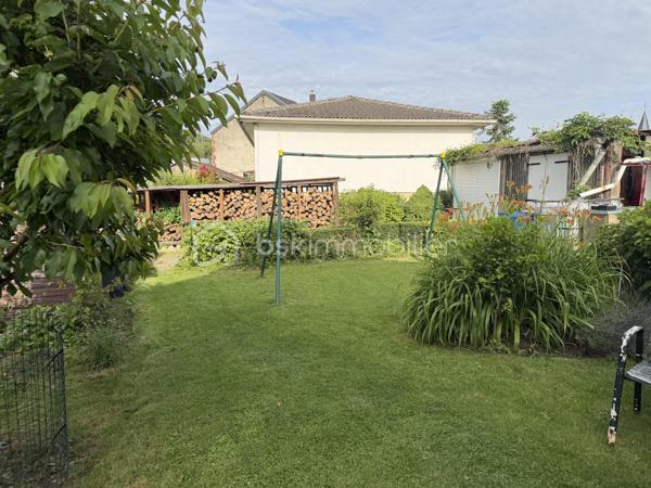 ✨ COUP DE CŒUR – MAISON 145 m² – 4 CHAMBRES – 192 000 € – NEUFMANIL (08700)

À Neufmanil, dans un environnement verdoyant et touristique, découvrez cette maison de 145 m² aux beaux volumes, idéale pour les amoureux de la nature.

Au rez-de-chaussée :
Séjour salon lumineux ;
Cuisine récente et équipée ;
Salle de bains ;
Salle d’eau ;
WC suspendus ;
Buanderie.
À l’étage :
4 chambres confortables.
Extérieurs :
Véranda ;
Pergola moderne en aluminium, fermable sur les quatre côtés ;
Atelier ;
3 abris de jardin ;
Garage avec volet roulant motorisé ;
Cave cimentée.
Prestations :

✔ Double vitrage avec volets roulants
✔ Escalier neuf en chêne clair
✔ Chauffage au gaz avec poêle à bois
✔ Pompe de relevage
✔ Faible taxe foncière
✔ Aucun gros travaux à prévoir

Située au calme, à proximité de la forêt et des sentiers de promenade, cette maison conviendra parfaitement à une famille ou à toute personne recherchant un cadre paisible à quelques minutes de Charleville-Mézières.

Prix : 192 000 €

📞 Une visite s’impose ! Une maison chaleureuse et fonctionnelle, prête à vous accueillir.