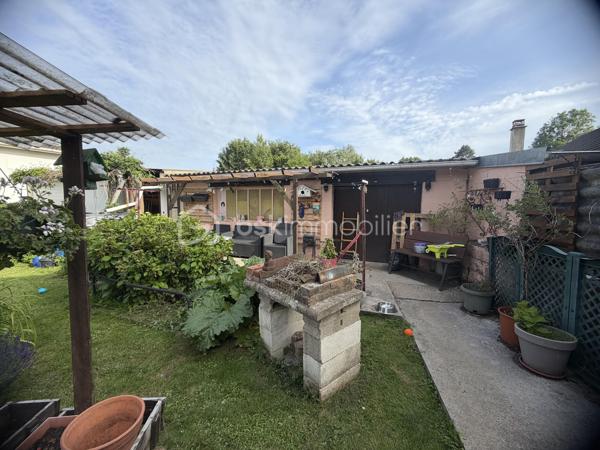 ✨ COUP DE CŒUR – MAISON 145 m² – 4 CHAMBRES – 192 000 € – NEUFMANIL (08700)

À Neufmanil, dans un environnement verdoyant et touristique, découvrez cette maison de 145 m² aux beaux volumes, idéale pour les amoureux de la nature.

Au rez-de-chaussée :
Séjour salon lumineux ;
Cuisine récente et équipée ;
Salle de bains ;
Salle d’eau ;
WC suspendus ;
Buanderie.
À l’étage :
4 chambres confortables.
Extérieurs :
Véranda ;
Pergola moderne en aluminium, fermable sur les quatre côtés ;
Atelier ;
3 abris de jardin ;
Garage avec volet roulant motorisé ;
Cave cimentée.
Prestations :

✔ Double vitrage avec volets roulants
✔ Escalier neuf en chêne clair
✔ Chauffage au gaz avec poêle à bois
✔ Pompe de relevage
✔ Faible taxe foncière
✔ Aucun gros travaux à prévoir

Située au calme, à proximité de la forêt et des sentiers de promenade, cette maison conviendra parfaitement à une famille ou à toute personne recherchant un cadre paisible à quelques minutes de Charleville-Mézières.

Prix : 192 000 €

📞 Une visite s’impose ! Une maison chaleureuse et fonctionnelle, prête à vous accueillir.