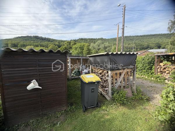 ✨ COUP DE CŒUR – MAISON 145 m² – 4 CHAMBRES – 192 000 € – NEUFMANIL (08700)

À Neufmanil, dans un environnement verdoyant et touristique, découvrez cette maison de 145 m² aux beaux volumes, idéale pour les amoureux de la nature.

Au rez-de-chaussée :
Séjour salon lumineux ;
Cuisine récente et équipée ;
Salle de bains ;
Salle d’eau ;
WC suspendus ;
Buanderie.
À l’étage :
4 chambres confortables.
Extérieurs :
Véranda ;
Pergola moderne en aluminium, fermable sur les quatre côtés ;
Atelier ;
3 abris de jardin ;
Garage avec volet roulant motorisé ;
Cave cimentée.
Prestations :

✔ Double vitrage avec volets roulants
✔ Escalier neuf en chêne clair
✔ Chauffage au gaz avec poêle à bois
✔ Pompe de relevage
✔ Faible taxe foncière
✔ Aucun gros travaux à prévoir

Située au calme, à proximité de la forêt et des sentiers de promenade, cette maison conviendra parfaitement à une famille ou à toute personne recherchant un cadre paisible à quelques minutes de Charleville-Mézières.

Prix : 192 000 €

📞 Une visite s’impose ! Une maison chaleureuse et fonctionnelle, prête à vous accueillir.
