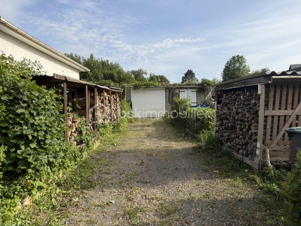 ✨ COUP DE CŒUR – MAISON 145 m² – 4 CHAMBRES – 192 000 € – NEUFMANIL (08700)

À Neufmanil, dans un environnement verdoyant et touristique, découvrez cette maison de 145 m² aux beaux volumes, idéale pour les amoureux de la nature.

Au rez-de-chaussée :
Séjour salon lumineux ;
Cuisine récente et équipée ;
Salle de bains ;
Salle d’eau ;
WC suspendus ;
Buanderie.
À l’étage :
4 chambres confortables.
Extérieurs :
Véranda ;
Pergola moderne en aluminium, fermable sur les quatre côtés ;
Atelier ;
3 abris de jardin ;
Garage avec volet roulant motorisé ;
Cave cimentée.
Prestations :

✔ Double vitrage avec volets roulants
✔ Escalier neuf en chêne clair
✔ Chauffage au gaz avec poêle à bois
✔ Pompe de relevage
✔ Faible taxe foncière
✔ Aucun gros travaux à prévoir

Située au calme, à proximité de la forêt et des sentiers de promenade, cette maison conviendra parfaitement à une famille ou à toute personne recherchant un cadre paisible à quelques minutes de Charleville-Mézières.

Prix : 192 000 €

📞 Une visite s’impose ! Une maison chaleureuse et fonctionnelle, prête à vous accueillir.