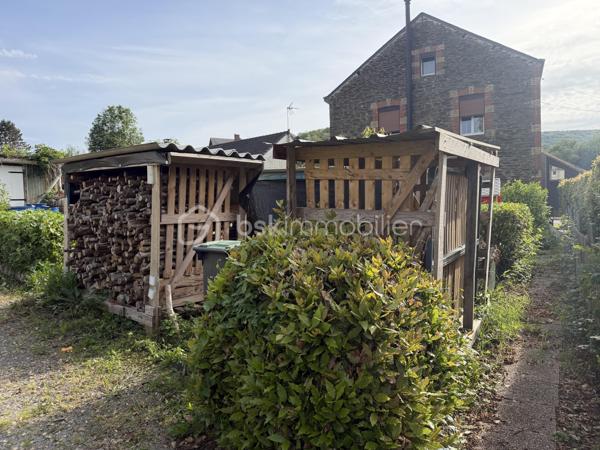 ✨ COUP DE CŒUR – MAISON 145 m² – 4 CHAMBRES – 192 000 € – NEUFMANIL (08700)

À Neufmanil, dans un environnement verdoyant et touristique, découvrez cette maison de 145 m² aux beaux volumes, idéale pour les amoureux de la nature.

Au rez-de-chaussée :
Séjour salon lumineux ;
Cuisine récente et équipée ;
Salle de bains ;
Salle d’eau ;
WC suspendus ;
Buanderie.
À l’étage :
4 chambres confortables.
Extérieurs :
Véranda ;
Pergola moderne en aluminium, fermable sur les quatre côtés ;
Atelier ;
3 abris de jardin ;
Garage avec volet roulant motorisé ;
Cave cimentée.
Prestations :

✔ Double vitrage avec volets roulants
✔ Escalier neuf en chêne clair
✔ Chauffage au gaz avec poêle à bois
✔ Pompe de relevage
✔ Faible taxe foncière
✔ Aucun gros travaux à prévoir

Située au calme, à proximité de la forêt et des sentiers de promenade, cette maison conviendra parfaitement à une famille ou à toute personne recherchant un cadre paisible à quelques minutes de Charleville-Mézières.

Prix : 192 000 €

📞 Une visite s’impose ! Une maison chaleureuse et fonctionnelle, prête à vous accueillir.