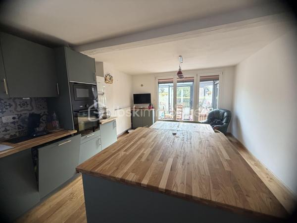 ✨ COUP DE CŒUR – MAISON 145 m² – 4 CHAMBRES – 192 000 € – NEUFMANIL (08700)

À Neufmanil, dans un environnement verdoyant et touristique, découvrez cette maison de 145 m² aux beaux volumes, idéale pour les amoureux de la nature.

Au rez-de-chaussée :
Séjour salon lumineux ;
Cuisine récente et équipée ;
Salle de bains ;
Salle d’eau ;
WC suspendus ;
Buanderie.
À l’étage :
4 chambres confortables.
Extérieurs :
Véranda ;
Pergola moderne en aluminium, fermable sur les quatre côtés ;
Atelier ;
3 abris de jardin ;
Garage avec volet roulant motorisé ;
Cave cimentée.
Prestations :

✔ Double vitrage avec volets roulants
✔ Escalier neuf en chêne clair
✔ Chauffage au gaz avec poêle à bois
✔ Pompe de relevage
✔ Faible taxe foncière
✔ Aucun gros travaux à prévoir

Située au calme, à proximité de la forêt et des sentiers de promenade, cette maison conviendra parfaitement à une famille ou à toute personne recherchant un cadre paisible à quelques minutes de Charleville-Mézières.

Prix : 192 000 €

📞 Une visite s’impose ! Une maison chaleureuse et fonctionnelle, prête à vous accueillir.
