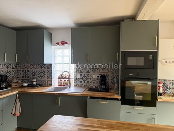✨ COUP DE CŒUR – MAISON 145 m² – 4 CHAMBRES – 192 000 € – NEUFMANIL (08700)

À Neufmanil, dans un environnement verdoyant et touristique, découvrez cette maison de 145 m² aux beaux volumes, idéale pour les amoureux de la nature.

Au rez-de-chaussée :
Séjour salon lumineux ;
Cuisine récente et équipée ;
Salle de bains ;
Salle d’eau ;
WC suspendus ;
Buanderie.
À l’étage :
4 chambres confortables.
Extérieurs :
Véranda ;
Pergola moderne en aluminium, fermable sur les quatre côtés ;
Atelier ;
3 abris de jardin ;
Garage avec volet roulant motorisé ;
Cave cimentée.
Prestations :

✔ Double vitrage avec volets roulants
✔ Escalier neuf en chêne clair
✔ Chauffage au gaz avec poêle à bois
✔ Pompe de relevage
✔ Faible taxe foncière
✔ Aucun gros travaux à prévoir

Située au calme, à proximité de la forêt et des sentiers de promenade, cette maison conviendra parfaitement à une famille ou à toute personne recherchant un cadre paisible à quelques minutes de Charleville-Mézières.

Prix : 192 000 €

📞 Une visite s’impose ! Une maison chaleureuse et fonctionnelle, prête à vous accueillir.