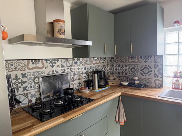 ✨ COUP DE CŒUR – MAISON 145 m² – 4 CHAMBRES – 192 000 € – NEUFMANIL (08700)

À Neufmanil, dans un environnement verdoyant et touristique, découvrez cette maison de 145 m² aux beaux volumes, idéale pour les amoureux de la nature.

Au rez-de-chaussée :
Séjour salon lumineux ;
Cuisine récente et équipée ;
Salle de bains ;
Salle d’eau ;
WC suspendus ;
Buanderie.
À l’étage :
4 chambres confortables.
Extérieurs :
Véranda ;
Pergola moderne en aluminium, fermable sur les quatre côtés ;
Atelier ;
3 abris de jardin ;
Garage avec volet roulant motorisé ;
Cave cimentée.
Prestations :

✔ Double vitrage avec volets roulants
✔ Escalier neuf en chêne clair
✔ Chauffage au gaz avec poêle à bois
✔ Pompe de relevage
✔ Faible taxe foncière
✔ Aucun gros travaux à prévoir

Située au calme, à proximité de la forêt et des sentiers de promenade, cette maison conviendra parfaitement à une famille ou à toute personne recherchant un cadre paisible à quelques minutes de Charleville-Mézières.

Prix : 192 000 €

📞 Une visite s’impose ! Une maison chaleureuse et fonctionnelle, prête à vous accueillir.