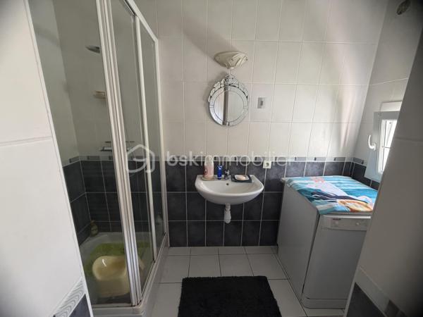 ✨ COUP DE CŒUR – MAISON 145 m² – 4 CHAMBRES – 192 000 € – NEUFMANIL (08700)

À Neufmanil, dans un environnement verdoyant et touristique, découvrez cette maison de 145 m² aux beaux volumes, idéale pour les amoureux de la nature.

Au rez-de-chaussée :
Séjour salon lumineux ;
Cuisine récente et équipée ;
Salle de bains ;
Salle d’eau ;
WC suspendus ;
Buanderie.
À l’étage :
4 chambres confortables.
Extérieurs :
Véranda ;
Pergola moderne en aluminium, fermable sur les quatre côtés ;
Atelier ;
3 abris de jardin ;
Garage avec volet roulant motorisé ;
Cave cimentée.
Prestations :

✔ Double vitrage avec volets roulants
✔ Escalier neuf en chêne clair
✔ Chauffage au gaz avec poêle à bois
✔ Pompe de relevage
✔ Faible taxe foncière
✔ Aucun gros travaux à prévoir

Située au calme, à proximité de la forêt et des sentiers de promenade, cette maison conviendra parfaitement à une famille ou à toute personne recherchant un cadre paisible à quelques minutes de Charleville-Mézières.

Prix : 192 000 €

📞 Une visite s’impose ! Une maison chaleureuse et fonctionnelle, prête à vous accueillir.