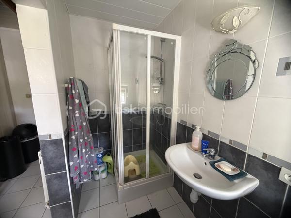 ✨ COUP DE CŒUR – MAISON 145 m² – 4 CHAMBRES – 192 000 € – NEUFMANIL (08700)

À Neufmanil, dans un environnement verdoyant et touristique, découvrez cette maison de 145 m² aux beaux volumes, idéale pour les amoureux de la nature.

Au rez-de-chaussée :
Séjour salon lumineux ;
Cuisine récente et équipée ;
Salle de bains ;
Salle d’eau ;
WC suspendus ;
Buanderie.
À l’étage :
4 chambres confortables.
Extérieurs :
Véranda ;
Pergola moderne en aluminium, fermable sur les quatre côtés ;
Atelier ;
3 abris de jardin ;
Garage avec volet roulant motorisé ;
Cave cimentée.
Prestations :

✔ Double vitrage avec volets roulants
✔ Escalier neuf en chêne clair
✔ Chauffage au gaz avec poêle à bois
✔ Pompe de relevage
✔ Faible taxe foncière
✔ Aucun gros travaux à prévoir

Située au calme, à proximité de la forêt et des sentiers de promenade, cette maison conviendra parfaitement à une famille ou à toute personne recherchant un cadre paisible à quelques minutes de Charleville-Mézières.

Prix : 192 000 €

📞 Une visite s’impose ! Une maison chaleureuse et fonctionnelle, prête à vous accueillir.