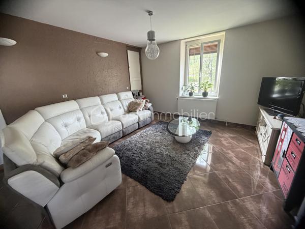 ✨ COUP DE CŒUR – MAISON 145 m² – 4 CHAMBRES – 192 000 € – NEUFMANIL (08700)

À Neufmanil, dans un environnement verdoyant et touristique, découvrez cette maison de 145 m² aux beaux volumes, idéale pour les amoureux de la nature.

Au rez-de-chaussée :
Séjour salon lumineux ;
Cuisine récente et équipée ;
Salle de bains ;
Salle d’eau ;
WC suspendus ;
Buanderie.
À l’étage :
4 chambres confortables.
Extérieurs :
Véranda ;
Pergola moderne en aluminium, fermable sur les quatre côtés ;
Atelier ;
3 abris de jardin ;
Garage avec volet roulant motorisé ;
Cave cimentée.
Prestations :

✔ Double vitrage avec volets roulants
✔ Escalier neuf en chêne clair
✔ Chauffage au gaz avec poêle à bois
✔ Pompe de relevage
✔ Faible taxe foncière
✔ Aucun gros travaux à prévoir

Située au calme, à proximité de la forêt et des sentiers de promenade, cette maison conviendra parfaitement à une famille ou à toute personne recherchant un cadre paisible à quelques minutes de Charleville-Mézières.

Prix : 192 000 €

📞 Une visite s’impose ! Une maison chaleureuse et fonctionnelle, prête à vous accueillir.