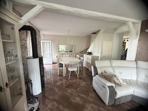 ✨ COUP DE CŒUR – MAISON 145 m² – 4 CHAMBRES – 192 000 € – NEUFMANIL (08700)

À Neufmanil, dans un environnement verdoyant et touristique, découvrez cette maison de 145 m² aux beaux volumes, idéale pour les amoureux de la nature.

Au rez-de-chaussée :
Séjour salon lumineux ;
Cuisine récente et équipée ;
Salle de bains ;
Salle d’eau ;
WC suspendus ;
Buanderie.
À l’étage :
4 chambres confortables.
Extérieurs :
Véranda ;
Pergola moderne en aluminium, fermable sur les quatre côtés ;
Atelier ;
3 abris de jardin ;
Garage avec volet roulant motorisé ;
Cave cimentée.
Prestations :

✔ Double vitrage avec volets roulants
✔ Escalier neuf en chêne clair
✔ Chauffage au gaz avec poêle à bois
✔ Pompe de relevage
✔ Faible taxe foncière
✔ Aucun gros travaux à prévoir

Située au calme, à proximité de la forêt et des sentiers de promenade, cette maison conviendra parfaitement à une famille ou à toute personne recherchant un cadre paisible à quelques minutes de Charleville-Mézières.

Prix : 192 000 €

📞 Une visite s’impose ! Une maison chaleureuse et fonctionnelle, prête à vous accueillir.