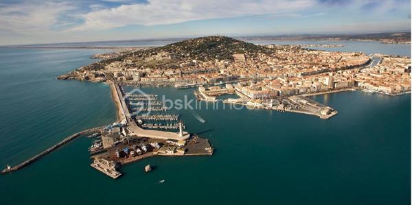 Sète, bordée par la mer et la lagune, a atteint ses limites naturelles.

Sur le Mont Saint-Clair, espace résidentiel classé, les terrains encore disponibles sont rares, souvent escarpés et techniquement contraints.

Ici, un dernier écrin de nature, plat, viabilisé, facilement accessible, dans un environnement calme et verdoyant.

Le terrain de 953 m² est prêt à accueillir votre résidence, contemporaine élégante, dans le respect des contraintes d’un site aussi protégé que convoité.

Emprise au sol : 11 % 
Emprise au sol de la piscine et spa : < 8 % de la parcelle

Le bien peut être vendu avec un permis de construire, conçu par un architecte de renom, expert des environnements sensibles.
Ce projet donne à l’acheteur une vision claire, concrète et cohérente de ce qu’il est possible de réaliser avec finesse, en intégrant parfaitement les règles obligatoire.

Le projet prévoit :
Surface habitable totale : 186 m², répartis comme suit : 38 m² au niveau -1, -70 m² au rez-de-chaussée et 78 m² à l’étage.
Une piscine traversante avec spa (24 m²)
Une intégration paysagère naturelle et respectueuse de la topographie