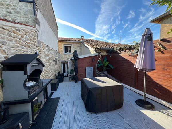 SAINT MAURICE LA CLOUERE PARFAIT ETAT POUR CETTE MAISON DE BOURG AVEC JARDINET