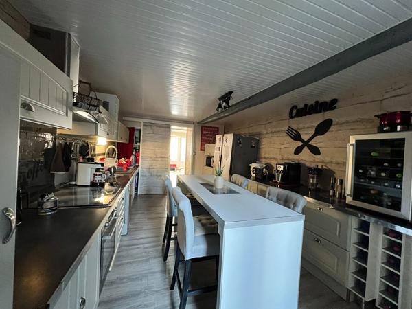 SAINT MAURICE LA CLOUERE PARFAIT ETAT POUR CETTE MAISON DE BOURG AVEC JARDINET