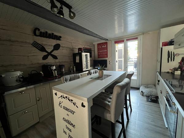 SAINT MAURICE LA CLOUERE PARFAIT ETAT POUR CETTE MAISON DE BOURG AVEC JARDINET