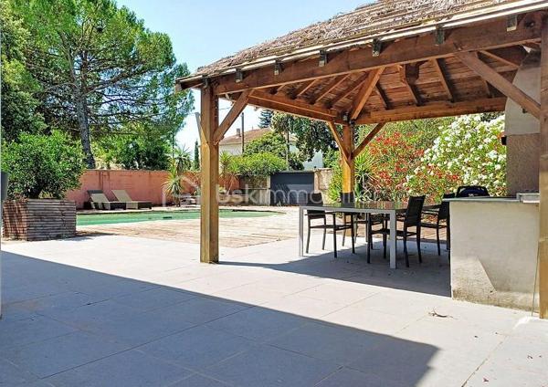 SAINT-BRÈS – VILLA FAMILIALE DE 195 M² – PISCINE – DOUBLE GARAGE

À seulement 5 minutes de Baillargues et à proximité immédiate de Montpellier, découvrez cette superbe villa contemporaine de 195 m² offrant un cadre de vie privilégié où volumes généreux, luminosité et prestations de qualité se conjuguent à la perfection.

Implantée sur un terrain paysagé d'environ 800 m², cette propriété séduit dès les premiers instants par ses espaces de vie remarquablement pensés pour le confort de toute la famille.

Le rez-de-chaussée s'articule autour d'une magnifique pièce de vie de plus de 75 m², baignée de lumière grâce à ses larges ouvertures. Cet espace convivial accueille un vaste salon, une salle à manger ainsi qu'une élégante cuisine ouverte entièrement équipée, idéale pour recevoir et partager des moments privilégiés.

Toujours de plain-pied, la maison dispose de deux chambres confortables, d'un bureau-bibliothèque, d'une salle d'eau, d'un WC indépendant ainsi que d'une buanderie parfaitement aménagée.

À l'étage, un superbe espace ouvert offre de nombreuses possibilités d'aménagement selon vos envies : bureau de télétravail, bibliothèque, salon privé, espace détente ou salle de jeux. Véritable pièce de vie supplémentaire, il apporte caractère et modularité à l'ensemble.

Cet espace dessert deux magnifiques suites. La première  bénéficie de sa propre salle d'eau. La seconde constitue une véritable suite parentale avec dressing sur mesure et salle de bains raffinée équipée d'une douche à l'italienne, d'une baignoire et de toilettes privatives.

À l'extérieur, tout est réuni pour profiter pleinement des beaux jours. Le jardin soigneusement aménagé accueille une belle piscine, un espace pool house et plusieurs espaces de détente propices aux moments de convivialité en famille ou entre amis.

Une pièce annexe indépendante complète ce bien rare. Elle pourra aisément accueillir un bureau professionnel, une activité libérale, un atelier créatif, une salle de sport ou tout autre projet nécessitant un espace dédié.

Les prestations sont à la hauteur des lieux : double garage, baies vitrées aluminium, matériaux de qualité et excellente performance énergétique avec un classement DPE B. Climatisation gainée suites et salon RDC

Située dans un environnement résidentiel calme et recherché, à proximité des écoles, commerces, services et principaux axes de communication, cette propriété offre un équilibre idéal entre sérénité, confort moderne et accessibilité.

Une villa aux volumes rares, pensée pour répondre aux attentes des familles d'aujourd'hui et aux nouveaux modes de vie, où chacun trouvera naturellement sa place. Travaux à prévoir pour la plage de Piscine.

J'utilise l'Intelligence Artificielle pour vous proposer des projections d'aménagement.

À découvrir sans tarder.