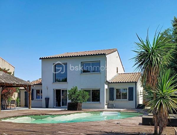 SAINT-BRÈS – VILLA FAMILIALE DE 195 M² – PISCINE – DOUBLE GARAGE

À seulement 5 minutes de Baillargues et à proximité immédiate de Montpellier, découvrez cette superbe villa contemporaine de 195 m² offrant un cadre de vie privilégié où volumes généreux, luminosité et prestations de qualité se conjuguent à la perfection.

Implantée sur un terrain paysagé d'environ 800 m², cette propriété séduit dès les premiers instants par ses espaces de vie remarquablement pensés pour le confort de toute la famille.

Le rez-de-chaussée s'articule autour d'une magnifique pièce de vie de plus de 75 m², baignée de lumière grâce à ses larges ouvertures. Cet espace convivial accueille un vaste salon, une salle à manger ainsi qu'une élégante cuisine ouverte entièrement équipée, idéale pour recevoir et partager des moments privilégiés.

Toujours de plain-pied, la maison dispose de deux chambres confortables, d'un bureau-bibliothèque, d'une salle d'eau, d'un WC indépendant ainsi que d'une buanderie parfaitement aménagée.

À l'étage, un superbe espace ouvert offre de nombreuses possibilités d'aménagement selon vos envies : bureau de télétravail, bibliothèque, salon privé, espace détente ou salle de jeux. Véritable pièce de vie supplémentaire, il apporte caractère et modularité à l'ensemble.

Cet espace dessert deux magnifiques suites. La première  bénéficie de sa propre salle d'eau. La seconde constitue une véritable suite parentale avec dressing sur mesure et salle de bains raffinée équipée d'une douche à l'italienne, d'une baignoire et de toilettes privatives.

À l'extérieur, tout est réuni pour profiter pleinement des beaux jours. Le jardin soigneusement aménagé accueille une belle piscine, un espace pool house et plusieurs espaces de détente propices aux moments de convivialité en famille ou entre amis.

Une pièce annexe indépendante complète ce bien rare. Elle pourra aisément accueillir un bureau professionnel, une activité libérale, un atelier créatif, une salle de sport ou tout autre projet nécessitant un espace dédié.

Les prestations sont à la hauteur des lieux : double garage, baies vitrées aluminium, matériaux de qualité et excellente performance énergétique avec un classement DPE B. Climatisation gainée suites et salon RDC

Située dans un environnement résidentiel calme et recherché, à proximité des écoles, commerces, services et principaux axes de communication, cette propriété offre un équilibre idéal entre sérénité, confort moderne et accessibilité.

Une villa aux volumes rares, pensée pour répondre aux attentes des familles d'aujourd'hui et aux nouveaux modes de vie, où chacun trouvera naturellement sa place. Travaux à prévoir pour la plage de Piscine.

J'utilise l'Intelligence Artificielle pour vous proposer des projections d'aménagement.

À découvrir sans tarder.