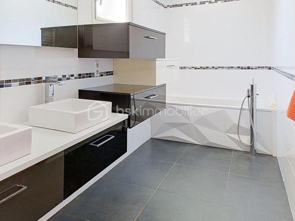 SAINT-BRÈS – VILLA FAMILIALE DE 195 M² – PISCINE – DOUBLE GARAGE

À seulement 5 minutes de Baillargues et à proximité immédiate de Montpellier, découvrez cette superbe villa contemporaine de 195 m² offrant un cadre de vie privilégié où volumes généreux, luminosité et prestations de qualité se conjuguent à la perfection.

Implantée sur un terrain paysagé d'environ 800 m², cette propriété séduit dès les premiers instants par ses espaces de vie remarquablement pensés pour le confort de toute la famille.

Le rez-de-chaussée s'articule autour d'une magnifique pièce de vie de plus de 75 m², baignée de lumière grâce à ses larges ouvertures. Cet espace convivial accueille un vaste salon, une salle à manger ainsi qu'une élégante cuisine ouverte entièrement équipée, idéale pour recevoir et partager des moments privilégiés.

Toujours de plain-pied, la maison dispose de deux chambres confortables, d'un bureau-bibliothèque, d'une salle d'eau, d'un WC indépendant ainsi que d'une buanderie parfaitement aménagée.

À l'étage, un superbe espace ouvert offre de nombreuses possibilités d'aménagement selon vos envies : bureau de télétravail, bibliothèque, salon privé, espace détente ou salle de jeux. Véritable pièce de vie supplémentaire, il apporte caractère et modularité à l'ensemble.

Cet espace dessert deux magnifiques suites. La première  bénéficie de sa propre salle d'eau. La seconde constitue une véritable suite parentale avec dressing sur mesure et salle de bains raffinée équipée d'une douche à l'italienne, d'une baignoire et de toilettes privatives.

À l'extérieur, tout est réuni pour profiter pleinement des beaux jours. Le jardin soigneusement aménagé accueille une belle piscine, un espace pool house et plusieurs espaces de détente propices aux moments de convivialité en famille ou entre amis.

Une pièce annexe indépendante complète ce bien rare. Elle pourra aisément accueillir un bureau professionnel, une activité libérale, un atelier créatif, une salle de sport ou tout autre projet nécessitant un espace dédié.

Les prestations sont à la hauteur des lieux : double garage, baies vitrées aluminium, matériaux de qualité et excellente performance énergétique avec un classement DPE B. Climatisation gainée suites et salon RDC

Située dans un environnement résidentiel calme et recherché, à proximité des écoles, commerces, services et principaux axes de communication, cette propriété offre un équilibre idéal entre sérénité, confort moderne et accessibilité.

Une villa aux volumes rares, pensée pour répondre aux attentes des familles d'aujourd'hui et aux nouveaux modes de vie, où chacun trouvera naturellement sa place. Travaux à prévoir pour la plage de Piscine.

J'utilise l'Intelligence Artificielle pour vous proposer des projections d'aménagement.

À découvrir sans tarder.