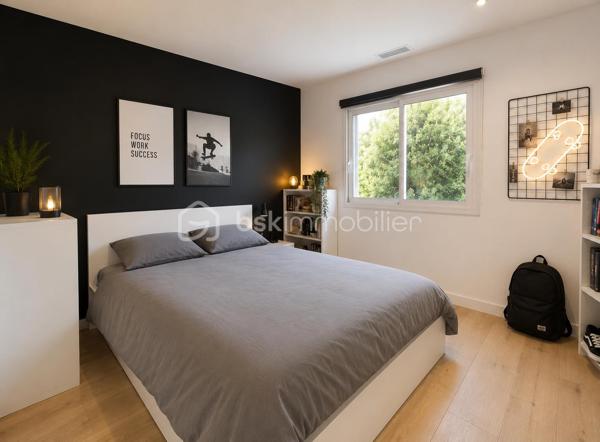 SAINT-BRÈS – VILLA FAMILIALE DE 195 M² – PISCINE – DOUBLE GARAGE

À seulement 5 minutes de Baillargues et à proximité immédiate de Montpellier, découvrez cette superbe villa contemporaine de 195 m² offrant un cadre de vie privilégié où volumes généreux, luminosité et prestations de qualité se conjuguent à la perfection.

Implantée sur un terrain paysagé d'environ 800 m², cette propriété séduit dès les premiers instants par ses espaces de vie remarquablement pensés pour le confort de toute la famille.

Le rez-de-chaussée s'articule autour d'une magnifique pièce de vie de plus de 75 m², baignée de lumière grâce à ses larges ouvertures. Cet espace convivial accueille un vaste salon, une salle à manger ainsi qu'une élégante cuisine ouverte entièrement équipée, idéale pour recevoir et partager des moments privilégiés.

Toujours de plain-pied, la maison dispose de deux chambres confortables, d'un bureau-bibliothèque, d'une salle d'eau, d'un WC indépendant ainsi que d'une buanderie parfaitement aménagée.

À l'étage, un superbe espace ouvert offre de nombreuses possibilités d'aménagement selon vos envies : bureau de télétravail, bibliothèque, salon privé, espace détente ou salle de jeux. Véritable pièce de vie supplémentaire, il apporte caractère et modularité à l'ensemble.

Cet espace dessert deux magnifiques suites. La première  bénéficie de sa propre salle d'eau. La seconde constitue une véritable suite parentale avec dressing sur mesure et salle de bains raffinée équipée d'une douche à l'italienne, d'une baignoire et de toilettes privatives.

À l'extérieur, tout est réuni pour profiter pleinement des beaux jours. Le jardin soigneusement aménagé accueille une belle piscine, un espace pool house et plusieurs espaces de détente propices aux moments de convivialité en famille ou entre amis.

Une pièce annexe indépendante complète ce bien rare. Elle pourra aisément accueillir un bureau professionnel, une activité libérale, un atelier créatif, une salle de sport ou tout autre projet nécessitant un espace dédié.

Les prestations sont à la hauteur des lieux : double garage, baies vitrées aluminium, matériaux de qualité et excellente performance énergétique avec un classement DPE B. Climatisation gainée suites et salon RDC

Située dans un environnement résidentiel calme et recherché, à proximité des écoles, commerces, services et principaux axes de communication, cette propriété offre un équilibre idéal entre sérénité, confort moderne et accessibilité.

Une villa aux volumes rares, pensée pour répondre aux attentes des familles d'aujourd'hui et aux nouveaux modes de vie, où chacun trouvera naturellement sa place. Travaux à prévoir pour la plage de Piscine.

J'utilise l'Intelligence Artificielle pour vous proposer des projections d'aménagement.

À découvrir sans tarder.
