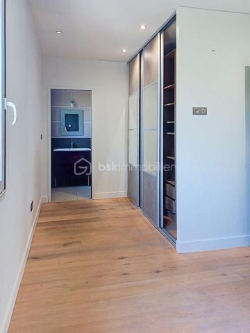 SAINT-BRÈS – VILLA FAMILIALE DE 195 M² – PISCINE – DOUBLE GARAGE

À seulement 5 minutes de Baillargues et à proximité immédiate de Montpellier, découvrez cette superbe villa contemporaine de 195 m² offrant un cadre de vie privilégié où volumes généreux, luminosité et prestations de qualité se conjuguent à la perfection.

Implantée sur un terrain paysagé d'environ 800 m², cette propriété séduit dès les premiers instants par ses espaces de vie remarquablement pensés pour le confort de toute la famille.

Le rez-de-chaussée s'articule autour d'une magnifique pièce de vie de plus de 75 m², baignée de lumière grâce à ses larges ouvertures. Cet espace convivial accueille un vaste salon, une salle à manger ainsi qu'une élégante cuisine ouverte entièrement équipée, idéale pour recevoir et partager des moments privilégiés.

Toujours de plain-pied, la maison dispose de deux chambres confortables, d'un bureau-bibliothèque, d'une salle d'eau, d'un WC indépendant ainsi que d'une buanderie parfaitement aménagée.

À l'étage, un superbe espace ouvert offre de nombreuses possibilités d'aménagement selon vos envies : bureau de télétravail, bibliothèque, salon privé, espace détente ou salle de jeux. Véritable pièce de vie supplémentaire, il apporte caractère et modularité à l'ensemble.

Cet espace dessert deux magnifiques suites. La première  bénéficie de sa propre salle d'eau. La seconde constitue une véritable suite parentale avec dressing sur mesure et salle de bains raffinée équipée d'une douche à l'italienne, d'une baignoire et de toilettes privatives.

À l'extérieur, tout est réuni pour profiter pleinement des beaux jours. Le jardin soigneusement aménagé accueille une belle piscine, un espace pool house et plusieurs espaces de détente propices aux moments de convivialité en famille ou entre amis.

Une pièce annexe indépendante complète ce bien rare. Elle pourra aisément accueillir un bureau professionnel, une activité libérale, un atelier créatif, une salle de sport ou tout autre projet nécessitant un espace dédié.

Les prestations sont à la hauteur des lieux : double garage, baies vitrées aluminium, matériaux de qualité et excellente performance énergétique avec un classement DPE B. Climatisation gainée suites et salon RDC

Située dans un environnement résidentiel calme et recherché, à proximité des écoles, commerces, services et principaux axes de communication, cette propriété offre un équilibre idéal entre sérénité, confort moderne et accessibilité.

Une villa aux volumes rares, pensée pour répondre aux attentes des familles d'aujourd'hui et aux nouveaux modes de vie, où chacun trouvera naturellement sa place. Travaux à prévoir pour la plage de Piscine.

J'utilise l'Intelligence Artificielle pour vous proposer des projections d'aménagement.

À découvrir sans tarder.