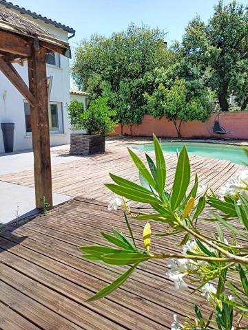 SAINT-BRÈS – VILLA FAMILIALE DE 195 M² – PISCINE – DOUBLE GARAGE

À seulement 5 minutes de Baillargues et à proximité immédiate de Montpellier, découvrez cette superbe villa contemporaine de 195 m² offrant un cadre de vie privilégié où volumes généreux, luminosité et prestations de qualité se conjuguent à la perfection.

Implantée sur un terrain paysagé d'environ 800 m², cette propriété séduit dès les premiers instants par ses espaces de vie remarquablement pensés pour le confort de toute la famille.

Le rez-de-chaussée s'articule autour d'une magnifique pièce de vie de plus de 75 m², baignée de lumière grâce à ses larges ouvertures. Cet espace convivial accueille un vaste salon, une salle à manger ainsi qu'une élégante cuisine ouverte entièrement équipée, idéale pour recevoir et partager des moments privilégiés.

Toujours de plain-pied, la maison dispose de deux chambres confortables, d'un bureau-bibliothèque, d'une salle d'eau, d'un WC indépendant ainsi que d'une buanderie parfaitement aménagée.

À l'étage, un superbe espace ouvert offre de nombreuses possibilités d'aménagement selon vos envies : bureau de télétravail, bibliothèque, salon privé, espace détente ou salle de jeux. Véritable pièce de vie supplémentaire, il apporte caractère et modularité à l'ensemble.

Cet espace dessert deux magnifiques suites. La première  bénéficie de sa propre salle d'eau. La seconde constitue une véritable suite parentale avec dressing sur mesure et salle de bains raffinée équipée d'une douche à l'italienne, d'une baignoire et de toilettes privatives.

À l'extérieur, tout est réuni pour profiter pleinement des beaux jours. Le jardin soigneusement aménagé accueille une belle piscine, un espace pool house et plusieurs espaces de détente propices aux moments de convivialité en famille ou entre amis.

Une pièce annexe indépendante complète ce bien rare. Elle pourra aisément accueillir un bureau professionnel, une activité libérale, un atelier créatif, une salle de sport ou tout autre projet nécessitant un espace dédié.

Les prestations sont à la hauteur des lieux : double garage, baies vitrées aluminium, matériaux de qualité et excellente performance énergétique avec un classement DPE B. Climatisation gainée suites et salon RDC

Située dans un environnement résidentiel calme et recherché, à proximité des écoles, commerces, services et principaux axes de communication, cette propriété offre un équilibre idéal entre sérénité, confort moderne et accessibilité.

Une villa aux volumes rares, pensée pour répondre aux attentes des familles d'aujourd'hui et aux nouveaux modes de vie, où chacun trouvera naturellement sa place. Travaux à prévoir pour la plage de Piscine.

J'utilise l'Intelligence Artificielle pour vous proposer des projections d'aménagement.

À découvrir sans tarder.