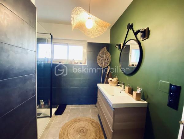 SAINT-BRÈS – VILLA FAMILIALE DE 195 M² – PISCINE – DOUBLE GARAGE

À seulement 5 minutes de Baillargues et à proximité immédiate de Montpellier, découvrez cette superbe villa contemporaine de 195 m² offrant un cadre de vie privilégié où volumes généreux, luminosité et prestations de qualité se conjuguent à la perfection.

Implantée sur un terrain paysagé d'environ 800 m², cette propriété séduit dès les premiers instants par ses espaces de vie remarquablement pensés pour le confort de toute la famille.

Le rez-de-chaussée s'articule autour d'une magnifique pièce de vie de plus de 75 m², baignée de lumière grâce à ses larges ouvertures. Cet espace convivial accueille un vaste salon, une salle à manger ainsi qu'une élégante cuisine ouverte entièrement équipée, idéale pour recevoir et partager des moments privilégiés.

Toujours de plain-pied, la maison dispose de deux chambres confortables, d'un bureau-bibliothèque, d'une salle d'eau, d'un WC indépendant ainsi que d'une buanderie parfaitement aménagée.

À l'étage, un superbe espace ouvert offre de nombreuses possibilités d'aménagement selon vos envies : bureau de télétravail, bibliothèque, salon privé, espace détente ou salle de jeux. Véritable pièce de vie supplémentaire, il apporte caractère et modularité à l'ensemble.

Cet espace dessert deux magnifiques suites. La première  bénéficie de sa propre salle d'eau. La seconde constitue une véritable suite parentale avec dressing sur mesure et salle de bains raffinée équipée d'une douche à l'italienne, d'une baignoire et de toilettes privatives.

À l'extérieur, tout est réuni pour profiter pleinement des beaux jours. Le jardin soigneusement aménagé accueille une belle piscine, un espace pool house et plusieurs espaces de détente propices aux moments de convivialité en famille ou entre amis.

Une pièce annexe indépendante complète ce bien rare. Elle pourra aisément accueillir un bureau professionnel, une activité libérale, un atelier créatif, une salle de sport ou tout autre projet nécessitant un espace dédié.

Les prestations sont à la hauteur des lieux : double garage, baies vitrées aluminium, matériaux de qualité et excellente performance énergétique avec un classement DPE B. Climatisation gainée suites et salon RDC

Située dans un environnement résidentiel calme et recherché, à proximité des écoles, commerces, services et principaux axes de communication, cette propriété offre un équilibre idéal entre sérénité, confort moderne et accessibilité.

Une villa aux volumes rares, pensée pour répondre aux attentes des familles d'aujourd'hui et aux nouveaux modes de vie, où chacun trouvera naturellement sa place. Travaux à prévoir pour la plage de Piscine.

J'utilise l'Intelligence Artificielle pour vous proposer des projections d'aménagement.

À découvrir sans tarder.
