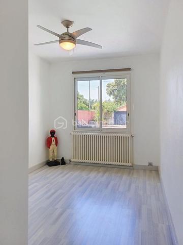 SAINT-BRÈS – VILLA FAMILIALE DE 195 M² – PISCINE – DOUBLE GARAGE

À seulement 5 minutes de Baillargues et à proximité immédiate de Montpellier, découvrez cette superbe villa contemporaine de 195 m² offrant un cadre de vie privilégié où volumes généreux, luminosité et prestations de qualité se conjuguent à la perfection.

Implantée sur un terrain paysagé d'environ 800 m², cette propriété séduit dès les premiers instants par ses espaces de vie remarquablement pensés pour le confort de toute la famille.

Le rez-de-chaussée s'articule autour d'une magnifique pièce de vie de plus de 75 m², baignée de lumière grâce à ses larges ouvertures. Cet espace convivial accueille un vaste salon, une salle à manger ainsi qu'une élégante cuisine ouverte entièrement équipée, idéale pour recevoir et partager des moments privilégiés.

Toujours de plain-pied, la maison dispose de deux chambres confortables, d'un bureau-bibliothèque, d'une salle d'eau, d'un WC indépendant ainsi que d'une buanderie parfaitement aménagée.

À l'étage, un superbe espace ouvert offre de nombreuses possibilités d'aménagement selon vos envies : bureau de télétravail, bibliothèque, salon privé, espace détente ou salle de jeux. Véritable pièce de vie supplémentaire, il apporte caractère et modularité à l'ensemble.

Cet espace dessert deux magnifiques suites. La première  bénéficie de sa propre salle d'eau. La seconde constitue une véritable suite parentale avec dressing sur mesure et salle de bains raffinée équipée d'une douche à l'italienne, d'une baignoire et de toilettes privatives.

À l'extérieur, tout est réuni pour profiter pleinement des beaux jours. Le jardin soigneusement aménagé accueille une belle piscine, un espace pool house et plusieurs espaces de détente propices aux moments de convivialité en famille ou entre amis.

Une pièce annexe indépendante complète ce bien rare. Elle pourra aisément accueillir un bureau professionnel, une activité libérale, un atelier créatif, une salle de sport ou tout autre projet nécessitant un espace dédié.

Les prestations sont à la hauteur des lieux : double garage, baies vitrées aluminium, matériaux de qualité et excellente performance énergétique avec un classement DPE B. Climatisation gainée suites et salon RDC

Située dans un environnement résidentiel calme et recherché, à proximité des écoles, commerces, services et principaux axes de communication, cette propriété offre un équilibre idéal entre sérénité, confort moderne et accessibilité.

Une villa aux volumes rares, pensée pour répondre aux attentes des familles d'aujourd'hui et aux nouveaux modes de vie, où chacun trouvera naturellement sa place. Travaux à prévoir pour la plage de Piscine.

J'utilise l'Intelligence Artificielle pour vous proposer des projections d'aménagement.

À découvrir sans tarder.