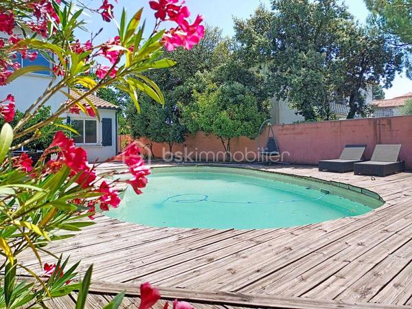 SAINT-BRÈS – VILLA FAMILIALE DE 195 M² – PISCINE – DOUBLE GARAGE

À seulement 5 minutes de Baillargues et à proximité immédiate de Montpellier, découvrez cette superbe villa contemporaine de 195 m² offrant un cadre de vie privilégié où volumes généreux, luminosité et prestations de qualité se conjuguent à la perfection.

Implantée sur un terrain paysagé d'environ 800 m², cette propriété séduit dès les premiers instants par ses espaces de vie remarquablement pensés pour le confort de toute la famille.

Le rez-de-chaussée s'articule autour d'une magnifique pièce de vie de plus de 75 m², baignée de lumière grâce à ses larges ouvertures. Cet espace convivial accueille un vaste salon, une salle à manger ainsi qu'une élégante cuisine ouverte entièrement équipée, idéale pour recevoir et partager des moments privilégiés.

Toujours de plain-pied, la maison dispose de deux chambres confortables, d'un bureau-bibliothèque, d'une salle d'eau, d'un WC indépendant ainsi que d'une buanderie parfaitement aménagée.

À l'étage, un superbe espace ouvert offre de nombreuses possibilités d'aménagement selon vos envies : bureau de télétravail, bibliothèque, salon privé, espace détente ou salle de jeux. Véritable pièce de vie supplémentaire, il apporte caractère et modularité à l'ensemble.

Cet espace dessert deux magnifiques suites. La première  bénéficie de sa propre salle d'eau. La seconde constitue une véritable suite parentale avec dressing sur mesure et salle de bains raffinée équipée d'une douche à l'italienne, d'une baignoire et de toilettes privatives.

À l'extérieur, tout est réuni pour profiter pleinement des beaux jours. Le jardin soigneusement aménagé accueille une belle piscine, un espace pool house et plusieurs espaces de détente propices aux moments de convivialité en famille ou entre amis.

Une pièce annexe indépendante complète ce bien rare. Elle pourra aisément accueillir un bureau professionnel, une activité libérale, un atelier créatif, une salle de sport ou tout autre projet nécessitant un espace dédié.

Les prestations sont à la hauteur des lieux : double garage, baies vitrées aluminium, matériaux de qualité et excellente performance énergétique avec un classement DPE B. Climatisation gainée suites et salon RDC

Située dans un environnement résidentiel calme et recherché, à proximité des écoles, commerces, services et principaux axes de communication, cette propriété offre un équilibre idéal entre sérénité, confort moderne et accessibilité.

Une villa aux volumes rares, pensée pour répondre aux attentes des familles d'aujourd'hui et aux nouveaux modes de vie, où chacun trouvera naturellement sa place. Travaux à prévoir pour la plage de Piscine.

J'utilise l'Intelligence Artificielle pour vous proposer des projections d'aménagement.

À découvrir sans tarder.