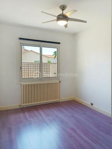 SAINT-BRÈS – VILLA FAMILIALE DE 195 M² – PISCINE – DOUBLE GARAGE

À seulement 5 minutes de Baillargues et à proximité immédiate de Montpellier, découvrez cette superbe villa contemporaine de 195 m² offrant un cadre de vie privilégié où volumes généreux, luminosité et prestations de qualité se conjuguent à la perfection.

Implantée sur un terrain paysagé d'environ 800 m², cette propriété séduit dès les premiers instants par ses espaces de vie remarquablement pensés pour le confort de toute la famille.

Le rez-de-chaussée s'articule autour d'une magnifique pièce de vie de plus de 75 m², baignée de lumière grâce à ses larges ouvertures. Cet espace convivial accueille un vaste salon, une salle à manger ainsi qu'une élégante cuisine ouverte entièrement équipée, idéale pour recevoir et partager des moments privilégiés.

Toujours de plain-pied, la maison dispose de deux chambres confortables, d'un bureau-bibliothèque, d'une salle d'eau, d'un WC indépendant ainsi que d'une buanderie parfaitement aménagée.

À l'étage, un superbe espace ouvert offre de nombreuses possibilités d'aménagement selon vos envies : bureau de télétravail, bibliothèque, salon privé, espace détente ou salle de jeux. Véritable pièce de vie supplémentaire, il apporte caractère et modularité à l'ensemble.

Cet espace dessert deux magnifiques suites. La première  bénéficie de sa propre salle d'eau. La seconde constitue une véritable suite parentale avec dressing sur mesure et salle de bains raffinée équipée d'une douche à l'italienne, d'une baignoire et de toilettes privatives.

À l'extérieur, tout est réuni pour profiter pleinement des beaux jours. Le jardin soigneusement aménagé accueille une belle piscine, un espace pool house et plusieurs espaces de détente propices aux moments de convivialité en famille ou entre amis.

Une pièce annexe indépendante complète ce bien rare. Elle pourra aisément accueillir un bureau professionnel, une activité libérale, un atelier créatif, une salle de sport ou tout autre projet nécessitant un espace dédié.

Les prestations sont à la hauteur des lieux : double garage, baies vitrées aluminium, matériaux de qualité et excellente performance énergétique avec un classement DPE B. Climatisation gainée suites et salon RDC

Située dans un environnement résidentiel calme et recherché, à proximité des écoles, commerces, services et principaux axes de communication, cette propriété offre un équilibre idéal entre sérénité, confort moderne et accessibilité.

Une villa aux volumes rares, pensée pour répondre aux attentes des familles d'aujourd'hui et aux nouveaux modes de vie, où chacun trouvera naturellement sa place. Travaux à prévoir pour la plage de Piscine.

J'utilise l'Intelligence Artificielle pour vous proposer des projections d'aménagement.

À découvrir sans tarder.