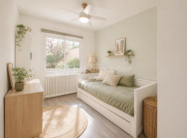 SAINT-BRÈS – VILLA FAMILIALE DE 195 M² – PISCINE – DOUBLE GARAGE

À seulement 5 minutes de Baillargues et à proximité immédiate de Montpellier, découvrez cette superbe villa contemporaine de 195 m² offrant un cadre de vie privilégié où volumes généreux, luminosité et prestations de qualité se conjuguent à la perfection.

Implantée sur un terrain paysagé d'environ 800 m², cette propriété séduit dès les premiers instants par ses espaces de vie remarquablement pensés pour le confort de toute la famille.

Le rez-de-chaussée s'articule autour d'une magnifique pièce de vie de plus de 75 m², baignée de lumière grâce à ses larges ouvertures. Cet espace convivial accueille un vaste salon, une salle à manger ainsi qu'une élégante cuisine ouverte entièrement équipée, idéale pour recevoir et partager des moments privilégiés.

Toujours de plain-pied, la maison dispose de deux chambres confortables, d'un bureau-bibliothèque, d'une salle d'eau, d'un WC indépendant ainsi que d'une buanderie parfaitement aménagée.

À l'étage, un superbe espace ouvert offre de nombreuses possibilités d'aménagement selon vos envies : bureau de télétravail, bibliothèque, salon privé, espace détente ou salle de jeux. Véritable pièce de vie supplémentaire, il apporte caractère et modularité à l'ensemble.

Cet espace dessert deux magnifiques suites. La première  bénéficie de sa propre salle d'eau. La seconde constitue une véritable suite parentale avec dressing sur mesure et salle de bains raffinée équipée d'une douche à l'italienne, d'une baignoire et de toilettes privatives.

À l'extérieur, tout est réuni pour profiter pleinement des beaux jours. Le jardin soigneusement aménagé accueille une belle piscine, un espace pool house et plusieurs espaces de détente propices aux moments de convivialité en famille ou entre amis.

Une pièce annexe indépendante complète ce bien rare. Elle pourra aisément accueillir un bureau professionnel, une activité libérale, un atelier créatif, une salle de sport ou tout autre projet nécessitant un espace dédié.

Les prestations sont à la hauteur des lieux : double garage, baies vitrées aluminium, matériaux de qualité et excellente performance énergétique avec un classement DPE B. Climatisation gainée suites et salon RDC

Située dans un environnement résidentiel calme et recherché, à proximité des écoles, commerces, services et principaux axes de communication, cette propriété offre un équilibre idéal entre sérénité, confort moderne et accessibilité.

Une villa aux volumes rares, pensée pour répondre aux attentes des familles d'aujourd'hui et aux nouveaux modes de vie, où chacun trouvera naturellement sa place. Travaux à prévoir pour la plage de Piscine.

J'utilise l'Intelligence Artificielle pour vous proposer des projections d'aménagement.

À découvrir sans tarder.