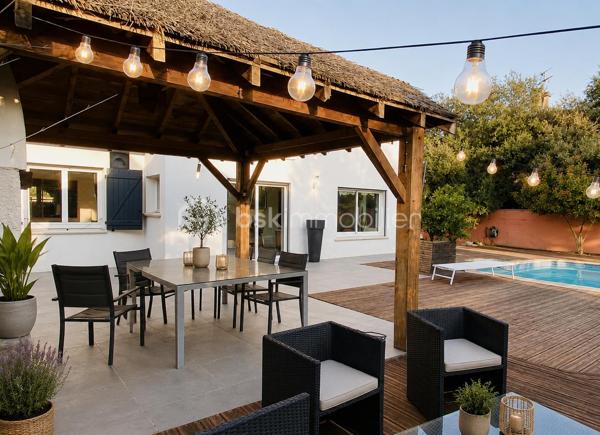 SAINT-BRÈS – VILLA FAMILIALE DE 195 M² – PISCINE – DOUBLE GARAGE

À seulement 5 minutes de Baillargues et à proximité immédiate de Montpellier, découvrez cette superbe villa contemporaine de 195 m² offrant un cadre de vie privilégié où volumes généreux, luminosité et prestations de qualité se conjuguent à la perfection.

Implantée sur un terrain paysagé d'environ 800 m², cette propriété séduit dès les premiers instants par ses espaces de vie remarquablement pensés pour le confort de toute la famille.

Le rez-de-chaussée s'articule autour d'une magnifique pièce de vie de plus de 75 m², baignée de lumière grâce à ses larges ouvertures. Cet espace convivial accueille un vaste salon, une salle à manger ainsi qu'une élégante cuisine ouverte entièrement équipée, idéale pour recevoir et partager des moments privilégiés.

Toujours de plain-pied, la maison dispose de deux chambres confortables, d'un bureau-bibliothèque, d'une salle d'eau, d'un WC indépendant ainsi que d'une buanderie parfaitement aménagée.

À l'étage, un superbe espace ouvert offre de nombreuses possibilités d'aménagement selon vos envies : bureau de télétravail, bibliothèque, salon privé, espace détente ou salle de jeux. Véritable pièce de vie supplémentaire, il apporte caractère et modularité à l'ensemble.

Cet espace dessert deux magnifiques suites. La première  bénéficie de sa propre salle d'eau. La seconde constitue une véritable suite parentale avec dressing sur mesure et salle de bains raffinée équipée d'une douche à l'italienne, d'une baignoire et de toilettes privatives.

À l'extérieur, tout est réuni pour profiter pleinement des beaux jours. Le jardin soigneusement aménagé accueille une belle piscine, un espace pool house et plusieurs espaces de détente propices aux moments de convivialité en famille ou entre amis.

Une pièce annexe indépendante complète ce bien rare. Elle pourra aisément accueillir un bureau professionnel, une activité libérale, un atelier créatif, une salle de sport ou tout autre projet nécessitant un espace dédié.

Les prestations sont à la hauteur des lieux : double garage, baies vitrées aluminium, matériaux de qualité et excellente performance énergétique avec un classement DPE B. Climatisation gainée suites et salon RDC

Située dans un environnement résidentiel calme et recherché, à proximité des écoles, commerces, services et principaux axes de communication, cette propriété offre un équilibre idéal entre sérénité, confort moderne et accessibilité.

Une villa aux volumes rares, pensée pour répondre aux attentes des familles d'aujourd'hui et aux nouveaux modes de vie, où chacun trouvera naturellement sa place. Travaux à prévoir pour la plage de Piscine.

J'utilise l'Intelligence Artificielle pour vous proposer des projections d'aménagement.

À découvrir sans tarder.
