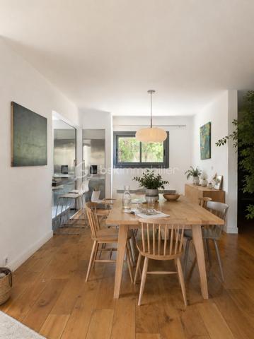 SAINT-BRÈS – VILLA FAMILIALE DE 195 M² – PISCINE – DOUBLE GARAGE

À seulement 5 minutes de Baillargues et à proximité immédiate de Montpellier, découvrez cette superbe villa contemporaine de 195 m² offrant un cadre de vie privilégié où volumes généreux, luminosité et prestations de qualité se conjuguent à la perfection.

Implantée sur un terrain paysagé d'environ 800 m², cette propriété séduit dès les premiers instants par ses espaces de vie remarquablement pensés pour le confort de toute la famille.

Le rez-de-chaussée s'articule autour d'une magnifique pièce de vie de plus de 75 m², baignée de lumière grâce à ses larges ouvertures. Cet espace convivial accueille un vaste salon, une salle à manger ainsi qu'une élégante cuisine ouverte entièrement équipée, idéale pour recevoir et partager des moments privilégiés.

Toujours de plain-pied, la maison dispose de deux chambres confortables, d'un bureau-bibliothèque, d'une salle d'eau, d'un WC indépendant ainsi que d'une buanderie parfaitement aménagée.

À l'étage, un superbe espace ouvert offre de nombreuses possibilités d'aménagement selon vos envies : bureau de télétravail, bibliothèque, salon privé, espace détente ou salle de jeux. Véritable pièce de vie supplémentaire, il apporte caractère et modularité à l'ensemble.

Cet espace dessert deux magnifiques suites. La première  bénéficie de sa propre salle d'eau. La seconde constitue une véritable suite parentale avec dressing sur mesure et salle de bains raffinée équipée d'une douche à l'italienne, d'une baignoire et de toilettes privatives.

À l'extérieur, tout est réuni pour profiter pleinement des beaux jours. Le jardin soigneusement aménagé accueille une belle piscine, un espace pool house et plusieurs espaces de détente propices aux moments de convivialité en famille ou entre amis.

Une pièce annexe indépendante complète ce bien rare. Elle pourra aisément accueillir un bureau professionnel, une activité libérale, un atelier créatif, une salle de sport ou tout autre projet nécessitant un espace dédié.

Les prestations sont à la hauteur des lieux : double garage, baies vitrées aluminium, matériaux de qualité et excellente performance énergétique avec un classement DPE B. Climatisation gainée suites et salon RDC

Située dans un environnement résidentiel calme et recherché, à proximité des écoles, commerces, services et principaux axes de communication, cette propriété offre un équilibre idéal entre sérénité, confort moderne et accessibilité.

Une villa aux volumes rares, pensée pour répondre aux attentes des familles d'aujourd'hui et aux nouveaux modes de vie, où chacun trouvera naturellement sa place. Travaux à prévoir pour la plage de Piscine.

J'utilise l'Intelligence Artificielle pour vous proposer des projections d'aménagement.

À découvrir sans tarder.