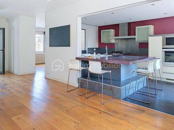 SAINT-BRÈS – VILLA FAMILIALE DE 195 M² – PISCINE – DOUBLE GARAGE

À seulement 5 minutes de Baillargues et à proximité immédiate de Montpellier, découvrez cette superbe villa contemporaine de 195 m² offrant un cadre de vie privilégié où volumes généreux, luminosité et prestations de qualité se conjuguent à la perfection.

Implantée sur un terrain paysagé d'environ 800 m², cette propriété séduit dès les premiers instants par ses espaces de vie remarquablement pensés pour le confort de toute la famille.

Le rez-de-chaussée s'articule autour d'une magnifique pièce de vie de plus de 75 m², baignée de lumière grâce à ses larges ouvertures. Cet espace convivial accueille un vaste salon, une salle à manger ainsi qu'une élégante cuisine ouverte entièrement équipée, idéale pour recevoir et partager des moments privilégiés.

Toujours de plain-pied, la maison dispose de deux chambres confortables, d'un bureau-bibliothèque, d'une salle d'eau, d'un WC indépendant ainsi que d'une buanderie parfaitement aménagée.

À l'étage, un superbe espace ouvert offre de nombreuses possibilités d'aménagement selon vos envies : bureau de télétravail, bibliothèque, salon privé, espace détente ou salle de jeux. Véritable pièce de vie supplémentaire, il apporte caractère et modularité à l'ensemble.

Cet espace dessert deux magnifiques suites. La première  bénéficie de sa propre salle d'eau. La seconde constitue une véritable suite parentale avec dressing sur mesure et salle de bains raffinée équipée d'une douche à l'italienne, d'une baignoire et de toilettes privatives.

À l'extérieur, tout est réuni pour profiter pleinement des beaux jours. Le jardin soigneusement aménagé accueille une belle piscine, un espace pool house et plusieurs espaces de détente propices aux moments de convivialité en famille ou entre amis.

Une pièce annexe indépendante complète ce bien rare. Elle pourra aisément accueillir un bureau professionnel, une activité libérale, un atelier créatif, une salle de sport ou tout autre projet nécessitant un espace dédié.

Les prestations sont à la hauteur des lieux : double garage, baies vitrées aluminium, matériaux de qualité et excellente performance énergétique avec un classement DPE B. Climatisation gainée suites et salon RDC

Située dans un environnement résidentiel calme et recherché, à proximité des écoles, commerces, services et principaux axes de communication, cette propriété offre un équilibre idéal entre sérénité, confort moderne et accessibilité.

Une villa aux volumes rares, pensée pour répondre aux attentes des familles d'aujourd'hui et aux nouveaux modes de vie, où chacun trouvera naturellement sa place. Travaux à prévoir pour la plage de Piscine.

J'utilise l'Intelligence Artificielle pour vous proposer des projections d'aménagement.

À découvrir sans tarder.