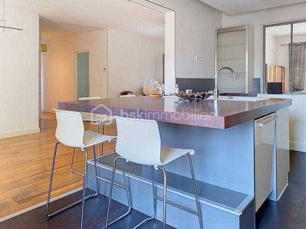 SAINT-BRÈS – VILLA FAMILIALE DE 195 M² – PISCINE – DOUBLE GARAGE

À seulement 5 minutes de Baillargues et à proximité immédiate de Montpellier, découvrez cette superbe villa contemporaine de 195 m² offrant un cadre de vie privilégié où volumes généreux, luminosité et prestations de qualité se conjuguent à la perfection.

Implantée sur un terrain paysagé d'environ 800 m², cette propriété séduit dès les premiers instants par ses espaces de vie remarquablement pensés pour le confort de toute la famille.

Le rez-de-chaussée s'articule autour d'une magnifique pièce de vie de plus de 75 m², baignée de lumière grâce à ses larges ouvertures. Cet espace convivial accueille un vaste salon, une salle à manger ainsi qu'une élégante cuisine ouverte entièrement équipée, idéale pour recevoir et partager des moments privilégiés.

Toujours de plain-pied, la maison dispose de deux chambres confortables, d'un bureau-bibliothèque, d'une salle d'eau, d'un WC indépendant ainsi que d'une buanderie parfaitement aménagée.

À l'étage, un superbe espace ouvert offre de nombreuses possibilités d'aménagement selon vos envies : bureau de télétravail, bibliothèque, salon privé, espace détente ou salle de jeux. Véritable pièce de vie supplémentaire, il apporte caractère et modularité à l'ensemble.

Cet espace dessert deux magnifiques suites. La première  bénéficie de sa propre salle d'eau. La seconde constitue une véritable suite parentale avec dressing sur mesure et salle de bains raffinée équipée d'une douche à l'italienne, d'une baignoire et de toilettes privatives.

À l'extérieur, tout est réuni pour profiter pleinement des beaux jours. Le jardin soigneusement aménagé accueille une belle piscine, un espace pool house et plusieurs espaces de détente propices aux moments de convivialité en famille ou entre amis.

Une pièce annexe indépendante complète ce bien rare. Elle pourra aisément accueillir un bureau professionnel, une activité libérale, un atelier créatif, une salle de sport ou tout autre projet nécessitant un espace dédié.

Les prestations sont à la hauteur des lieux : double garage, baies vitrées aluminium, matériaux de qualité et excellente performance énergétique avec un classement DPE B. Climatisation gainée suites et salon RDC

Située dans un environnement résidentiel calme et recherché, à proximité des écoles, commerces, services et principaux axes de communication, cette propriété offre un équilibre idéal entre sérénité, confort moderne et accessibilité.

Une villa aux volumes rares, pensée pour répondre aux attentes des familles d'aujourd'hui et aux nouveaux modes de vie, où chacun trouvera naturellement sa place. Travaux à prévoir pour la plage de Piscine.

J'utilise l'Intelligence Artificielle pour vous proposer des projections d'aménagement.

À découvrir sans tarder.