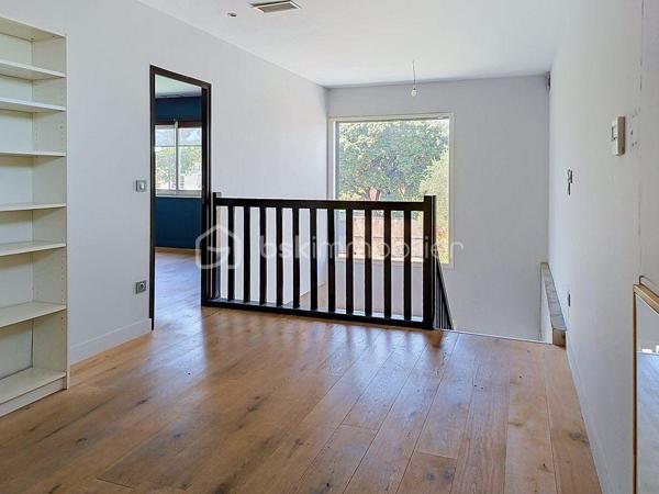 SAINT-BRÈS – VILLA FAMILIALE DE 195 M² – PISCINE – DOUBLE GARAGE

À seulement 5 minutes de Baillargues et à proximité immédiate de Montpellier, découvrez cette superbe villa contemporaine de 195 m² offrant un cadre de vie privilégié où volumes généreux, luminosité et prestations de qualité se conjuguent à la perfection.

Implantée sur un terrain paysagé d'environ 800 m², cette propriété séduit dès les premiers instants par ses espaces de vie remarquablement pensés pour le confort de toute la famille.

Le rez-de-chaussée s'articule autour d'une magnifique pièce de vie de plus de 75 m², baignée de lumière grâce à ses larges ouvertures. Cet espace convivial accueille un vaste salon, une salle à manger ainsi qu'une élégante cuisine ouverte entièrement équipée, idéale pour recevoir et partager des moments privilégiés.

Toujours de plain-pied, la maison dispose de deux chambres confortables, d'un bureau-bibliothèque, d'une salle d'eau, d'un WC indépendant ainsi que d'une buanderie parfaitement aménagée.

À l'étage, un superbe espace ouvert offre de nombreuses possibilités d'aménagement selon vos envies : bureau de télétravail, bibliothèque, salon privé, espace détente ou salle de jeux. Véritable pièce de vie supplémentaire, il apporte caractère et modularité à l'ensemble.

Cet espace dessert deux magnifiques suites. La première  bénéficie de sa propre salle d'eau. La seconde constitue une véritable suite parentale avec dressing sur mesure et salle de bains raffinée équipée d'une douche à l'italienne, d'une baignoire et de toilettes privatives.

À l'extérieur, tout est réuni pour profiter pleinement des beaux jours. Le jardin soigneusement aménagé accueille une belle piscine, un espace pool house et plusieurs espaces de détente propices aux moments de convivialité en famille ou entre amis.

Une pièce annexe indépendante complète ce bien rare. Elle pourra aisément accueillir un bureau professionnel, une activité libérale, un atelier créatif, une salle de sport ou tout autre projet nécessitant un espace dédié.

Les prestations sont à la hauteur des lieux : double garage, baies vitrées aluminium, matériaux de qualité et excellente performance énergétique avec un classement DPE B. Climatisation gainée suites et salon RDC

Située dans un environnement résidentiel calme et recherché, à proximité des écoles, commerces, services et principaux axes de communication, cette propriété offre un équilibre idéal entre sérénité, confort moderne et accessibilité.

Une villa aux volumes rares, pensée pour répondre aux attentes des familles d'aujourd'hui et aux nouveaux modes de vie, où chacun trouvera naturellement sa place. Travaux à prévoir pour la plage de Piscine.

J'utilise l'Intelligence Artificielle pour vous proposer des projections d'aménagement.

À découvrir sans tarder.