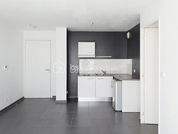 Découvrez cet appartement contemporain situé à seulement quelques pas des commodités essentielles et des transports urbains, idéal pour les citadins actifs. Profitez d'un cadre de vie unique au cœur de la ville.
Cet appartement moderne de 41 m², construit en 2015 avenue du Mondial de rugby 2007 , dans le quartier d'Ovalie , est bien agencé avec ses 2 pièces lumineuses. Situé au 1er étage d'un immeuble de 4 niveaux, il offre un joli balcon pour profiter des journées ensoleillées.
L'agencement intérieur se compose d'une pièce de vie agréable avec cuisine ouverte, d'un dégagement avec placard , d'une chambre donnant sur le balcon terrasse et d'une salle d'eau spacieuse. L'état général est bon., Profitez d'un parking privé sécurisé, un atout rare en ville. Charges annuelles raisonnables à 1008 euros pour une copropriété sans procédure.

Ne manquez pas l'opportunité de vivre ce style de vie urbain moderne. Contactez Elisabeth Meissonnier dès maintenant pour une visite !