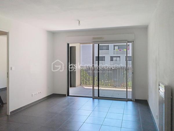 Découvrez cet appartement contemporain situé à seulement quelques pas des commodités essentielles et des transports urbains, idéal pour les citadins actifs. Profitez d'un cadre de vie unique au cœur de la ville.
Cet appartement moderne de 41 m², construit en 2015 avenue du Mondial de rugby 2007 , dans le quartier d'Ovalie , est bien agencé avec ses 2 pièces lumineuses. Situé au 1er étage d'un immeuble de 4 niveaux, il offre un joli balcon pour profiter des journées ensoleillées.
L'agencement intérieur se compose d'une pièce de vie agréable avec cuisine ouverte, d'un dégagement avec placard , d'une chambre donnant sur le balcon terrasse et d'une salle d'eau spacieuse. L'état général est bon., Profitez d'un parking privé sécurisé, un atout rare en ville. Charges annuelles raisonnables à 1008 euros pour une copropriété sans procédure.

Ne manquez pas l'opportunité de vivre ce style de vie urbain moderne. Contactez Elisabeth Meissonnier dès maintenant pour une visite !