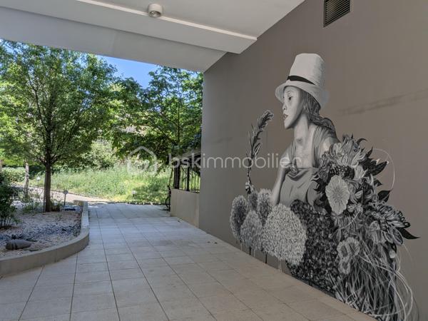 Découvrez cet appartement contemporain situé à seulement quelques pas des commodités essentielles et des transports urbains, idéal pour les citadins actifs. Profitez d'un cadre de vie unique au cœur de la ville.
Cet appartement moderne de 41 m², construit en 2015 avenue du Mondial de rugby 2007 , dans le quartier d'Ovalie , est bien agencé avec ses 2 pièces lumineuses. Situé au 1er étage d'un immeuble de 4 niveaux, il offre un joli balcon pour profiter des journées ensoleillées.
L'agencement intérieur se compose d'une pièce de vie agréable avec cuisine ouverte, d'un dégagement avec placard , d'une chambre donnant sur le balcon terrasse et d'une salle d'eau spacieuse. L'état général est bon., Profitez d'un parking privé sécurisé, un atout rare en ville. Charges annuelles raisonnables à 1008 euros pour une copropriété sans procédure.

Ne manquez pas l'opportunité de vivre ce style de vie urbain moderne. Contactez Elisabeth Meissonnier dès maintenant pour une visite !